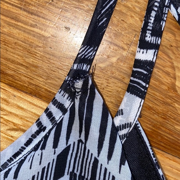 Speechless - Midi Crisscross Dress - L - Picture 5 of 8